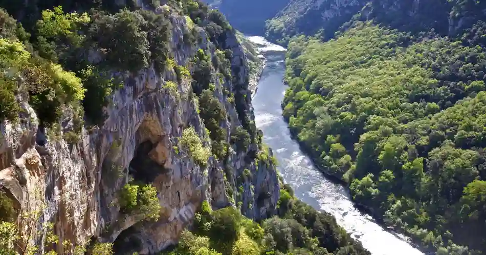 Vy över det bergiga landskapet i Ardeche