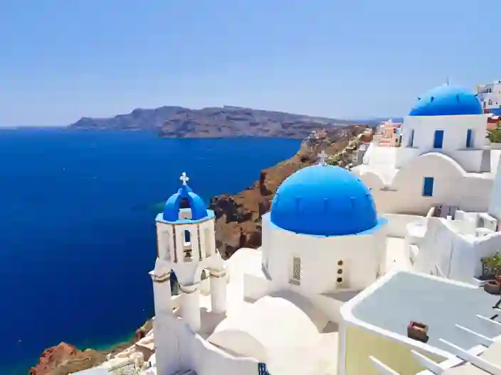 Ikoniska vita husen med blå tak på Santorini