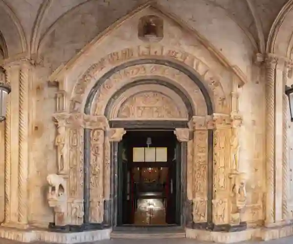 Hovedportalen til St. Laurentius-katedralen, utført av mester Radovan