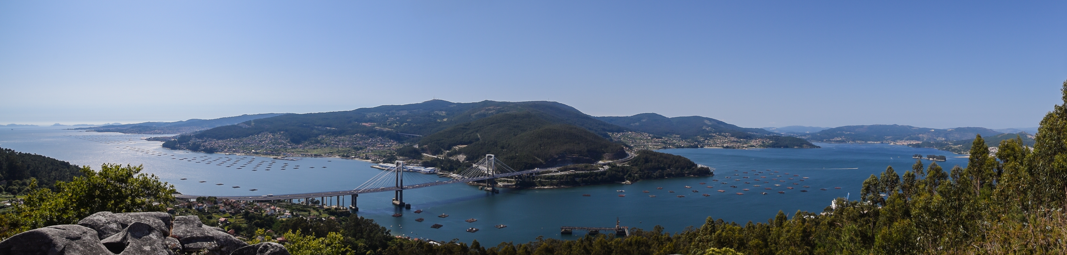 Panorama over byen Vigo samt broen Randa