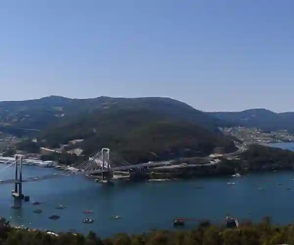 Panorama over byen Vigo samt broen Randa