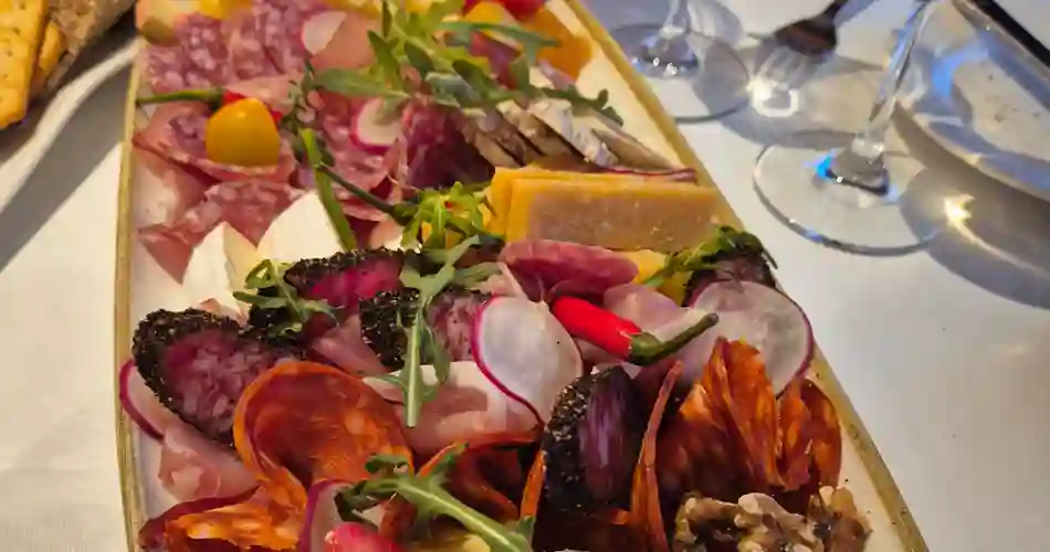 Spekemat og ost i VINO VINO