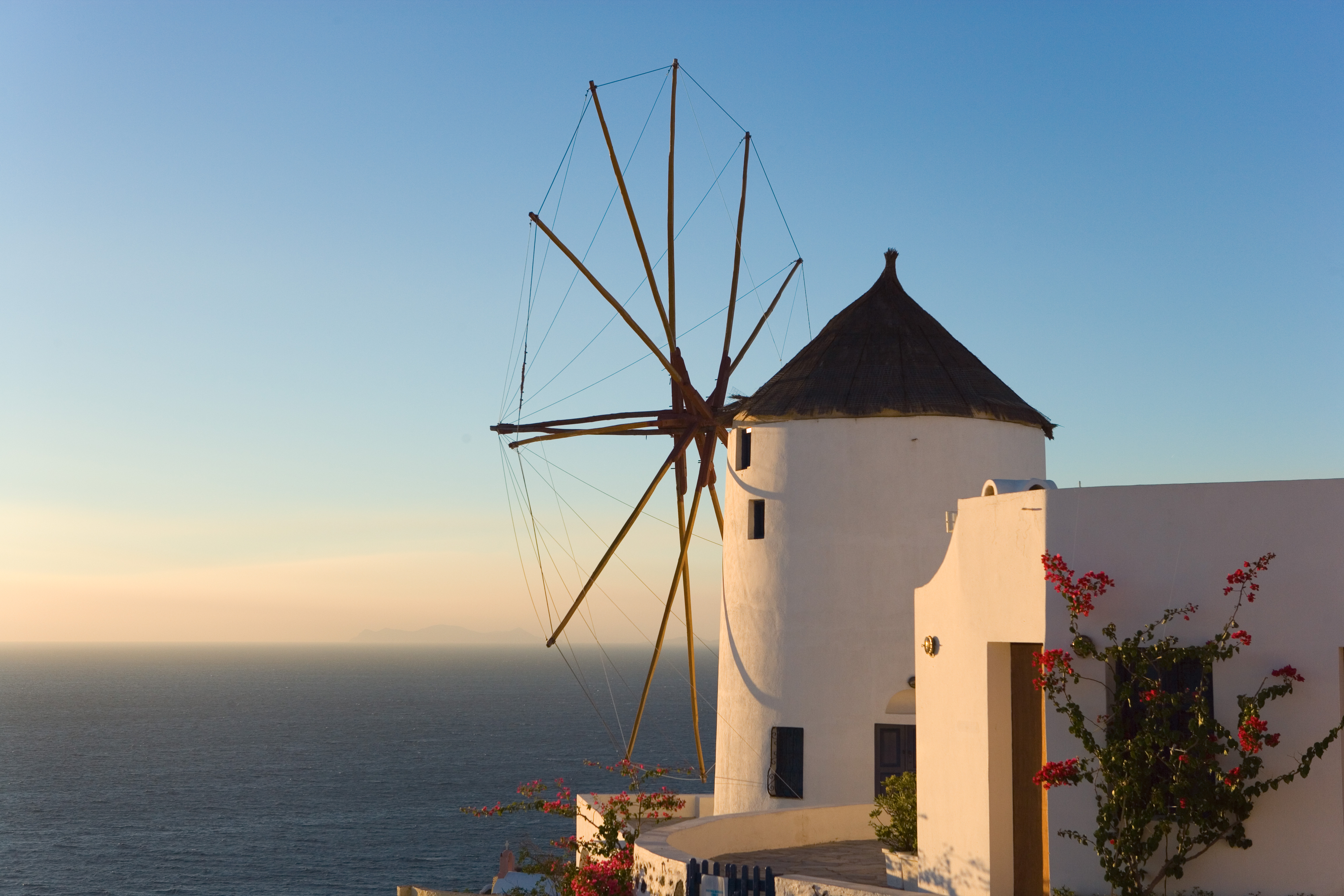 Väderkvarn i solnedgången i Grekland