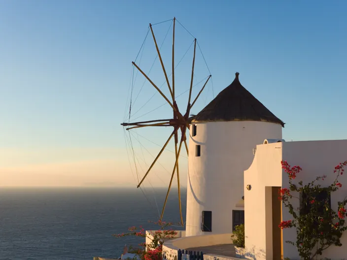 Väderkvarn i solnedgången i Grekland