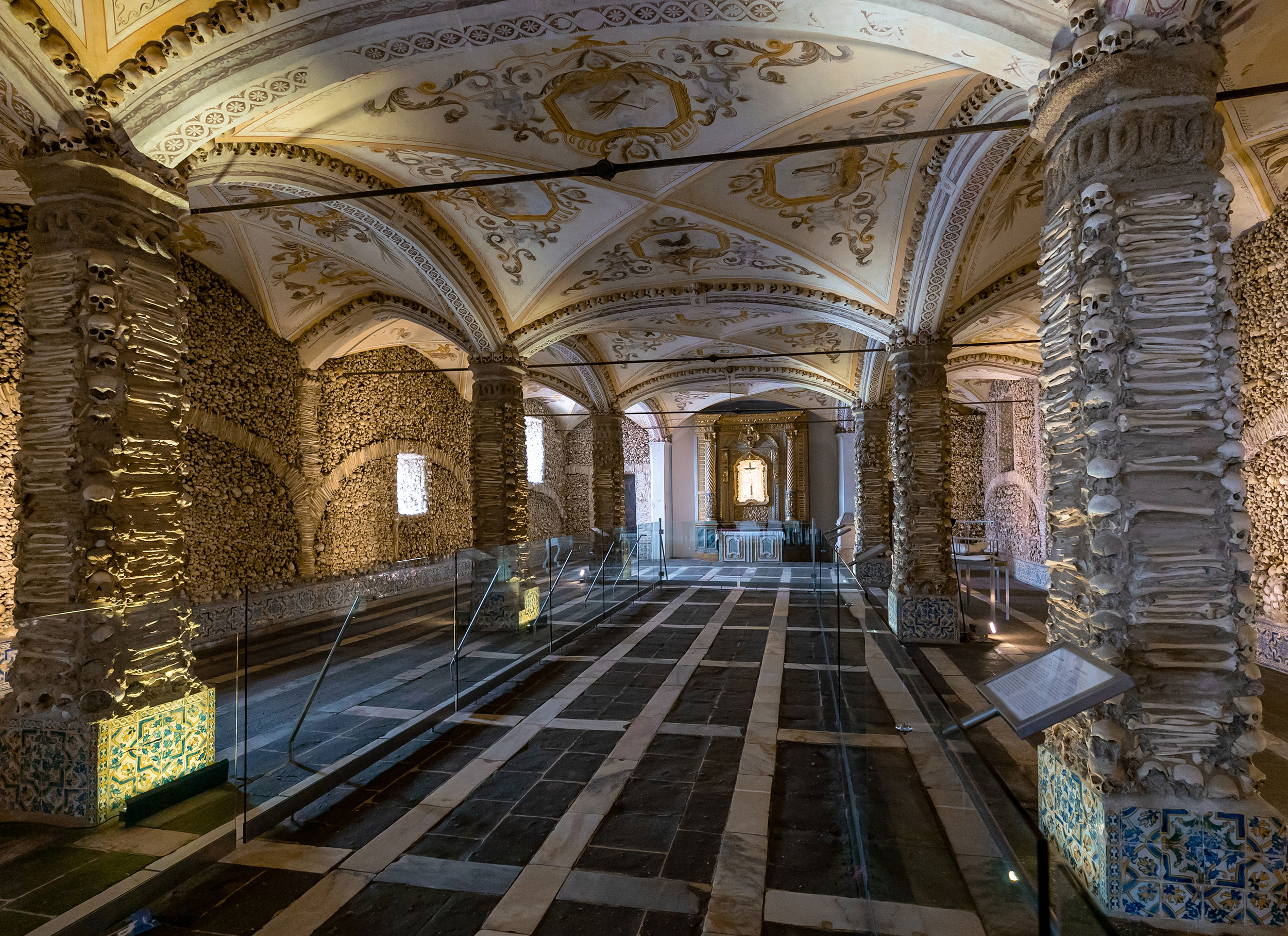 Fascinerende kig ind i Capela dos Ossos