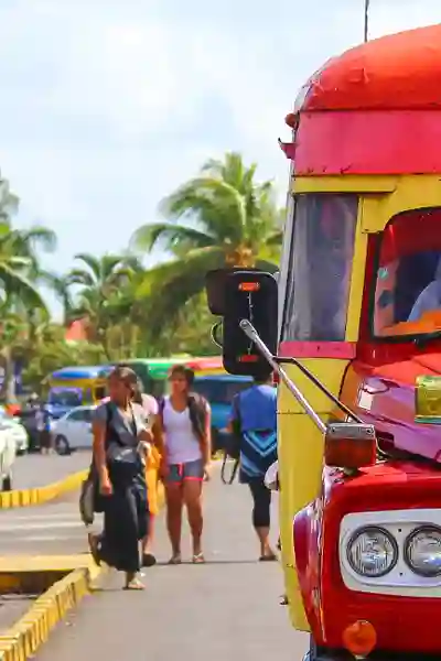 Röd buss på Samoa