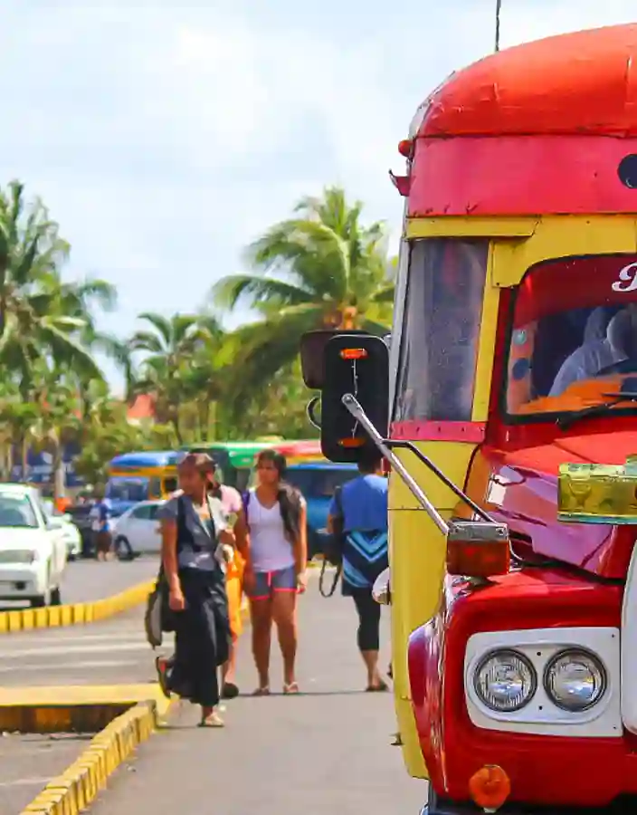 Röd buss på Samoa