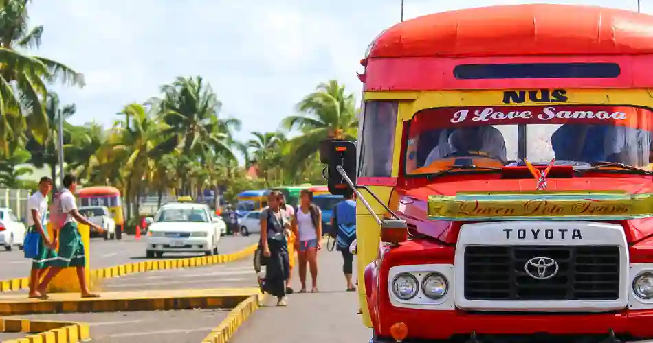 Röd buss på Samoa