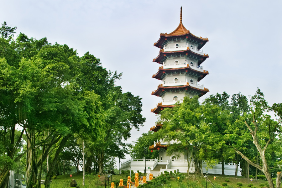 En traditionell pagod omgiven av lugna trädgårdar och vatten i Chinese Garden.
