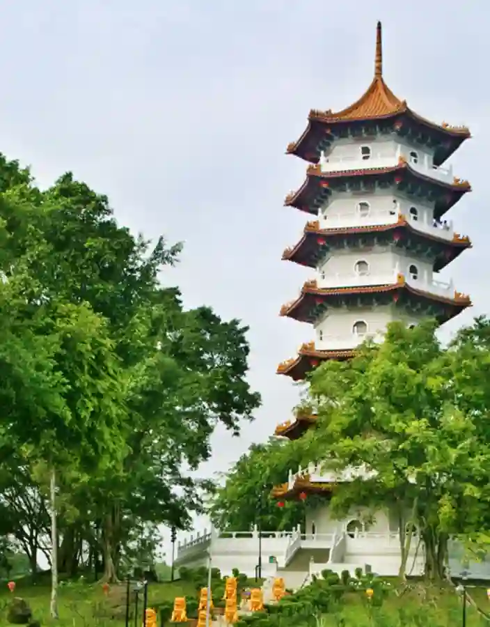 En traditionell pagod omgiven av lugna trädgårdar och vatten i Chinese Garden.