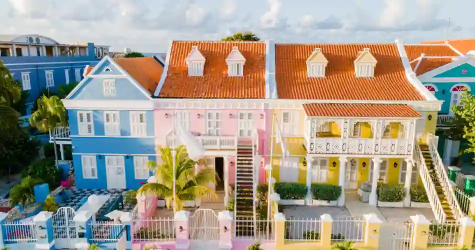 Färgglas arkitektur i Willemstad Curacao