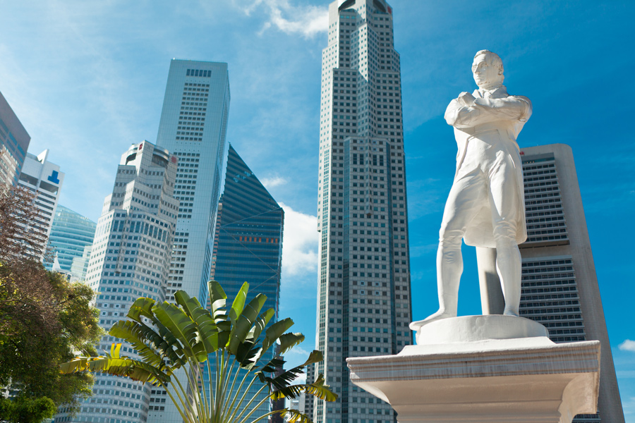 Statyn av Sir Stamford Raffles hedrar stadens grundare vid Singaporefloden.