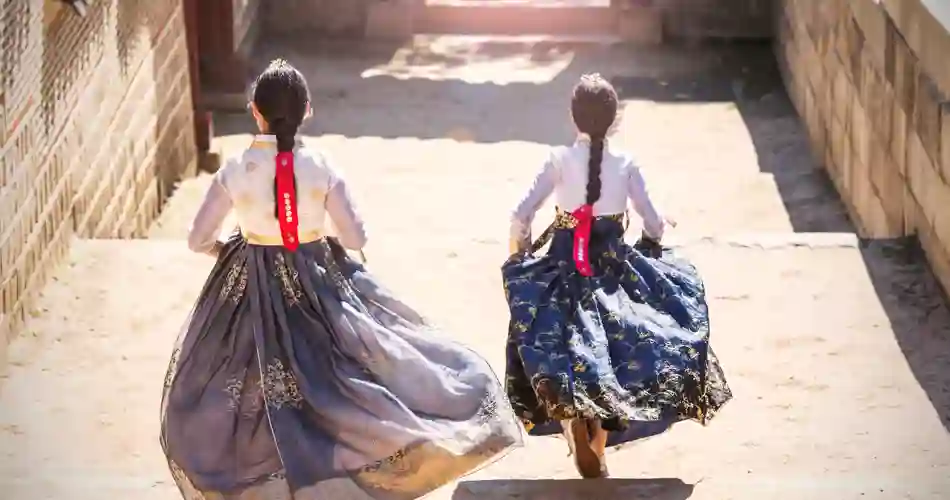 To Kvinder Klædt I Traditionel Kjole