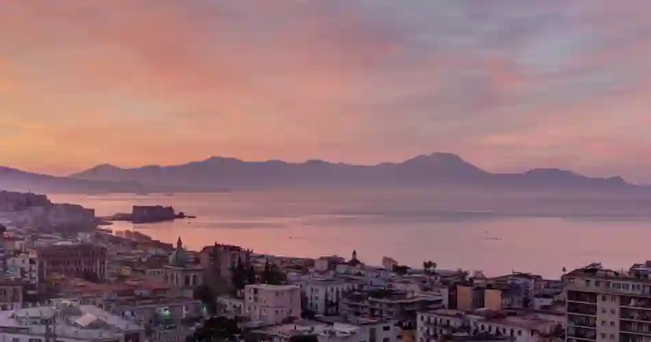 Panoramaudsigt over Napoli med Vesuv i baggrunden