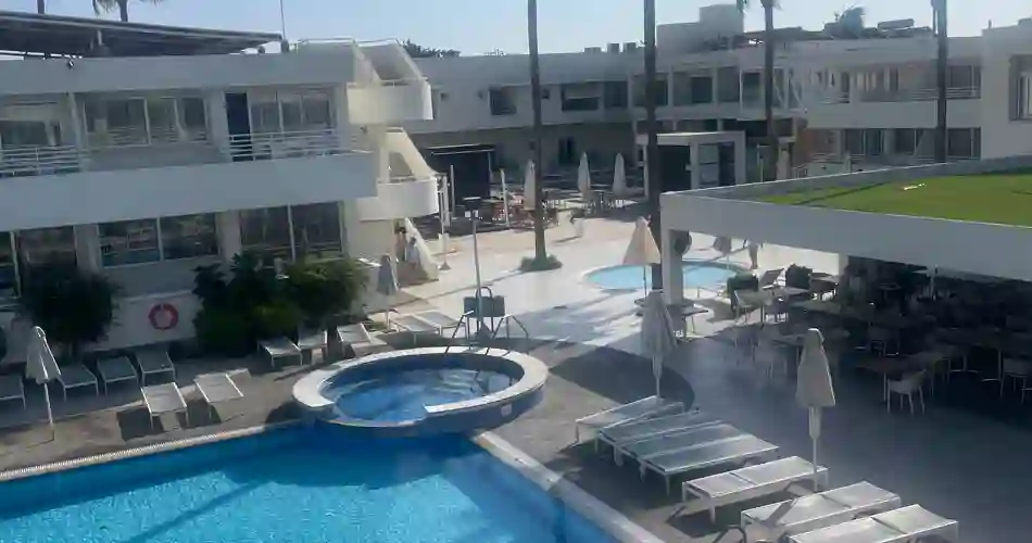 Basseng på hotellet