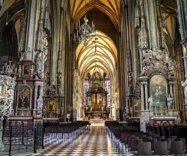 Innsiden av Stefansdomen i Wien - kun redaksjonelt bruk