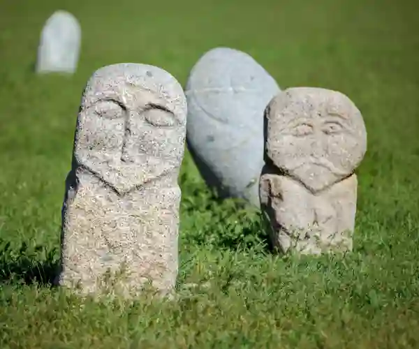 Steinfigurene ved Burana-tårnet
