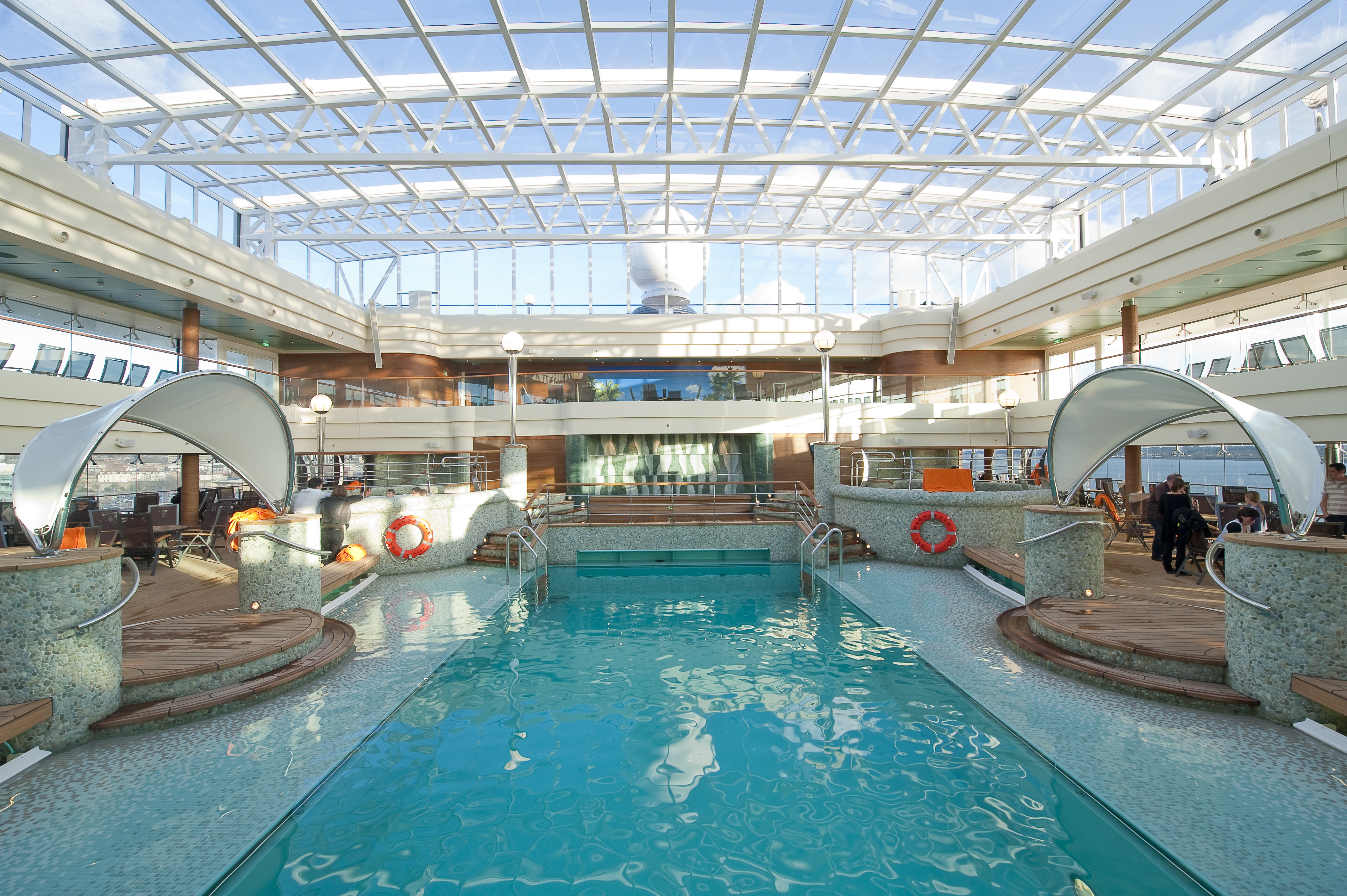 Inglasad pool ombord på MSC