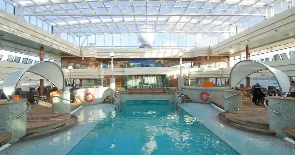 Inglasad pool ombord på MSC