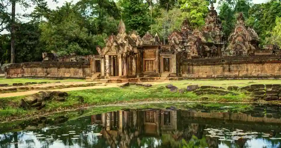 Det vackert dekorerade templet är känt för sina detaljerade stenreliefer.