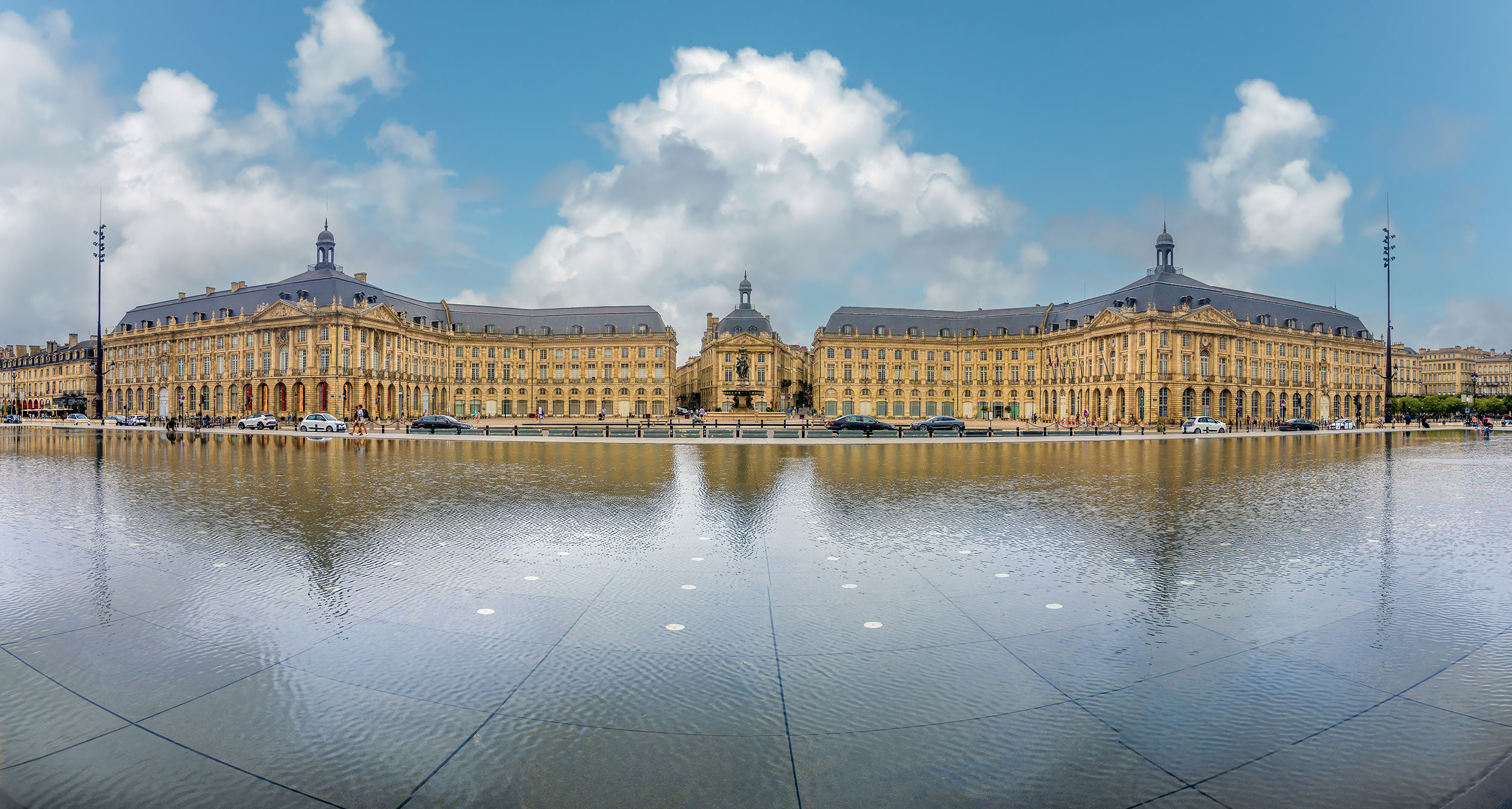 Vandspejlet foran Place de la Bourse