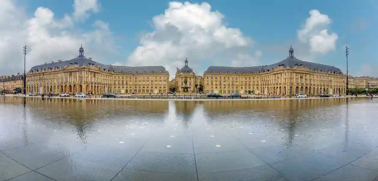 Vandspejlet foran Place de la Bourse