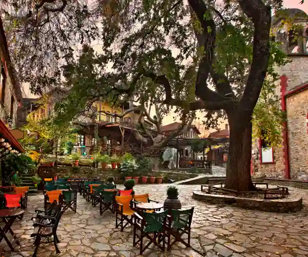 En skøn plads i Paleos Panteleimon