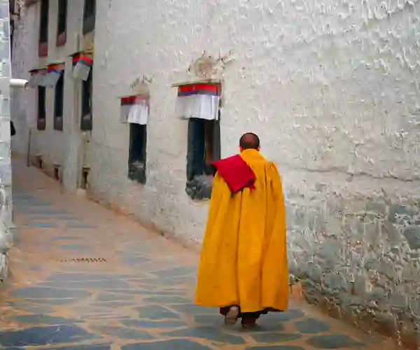 Tibetansk munk i gatene i Shigatse