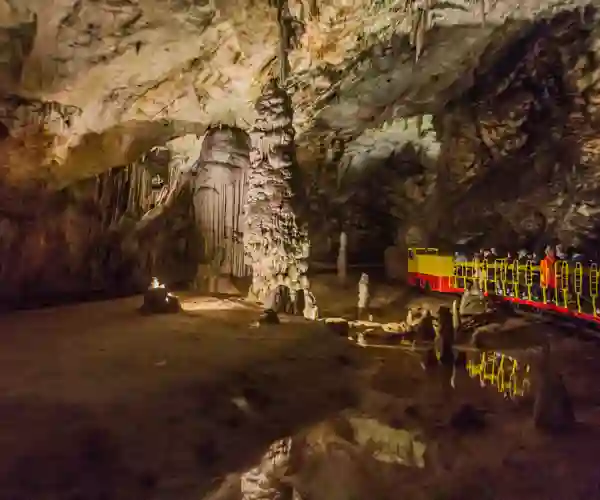 Turristtoget i Postojna grotten
