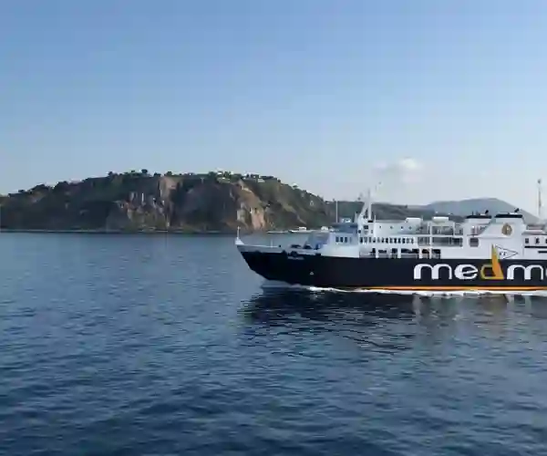 Med færge til Ischia