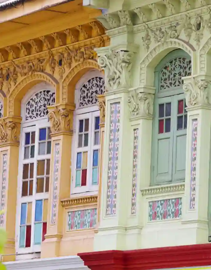 Färgglada historiska hus speglar Singapores rika kultur och historia.