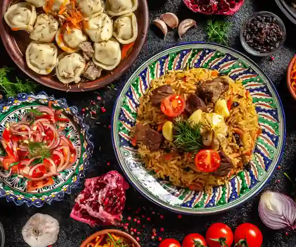 Tradisjonelle retter med pilaf i sentrum