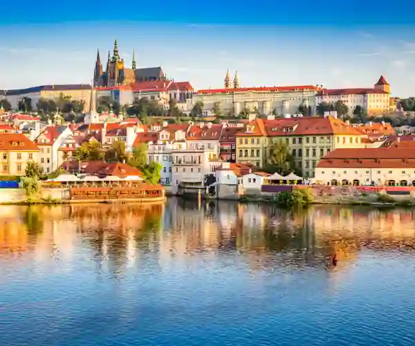 Pragborgen med Moldau-floden i forgrunden