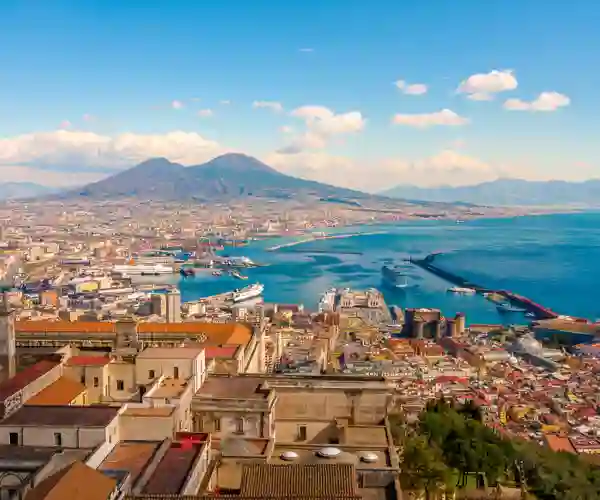 Napoli med Vesuv i baggrunden