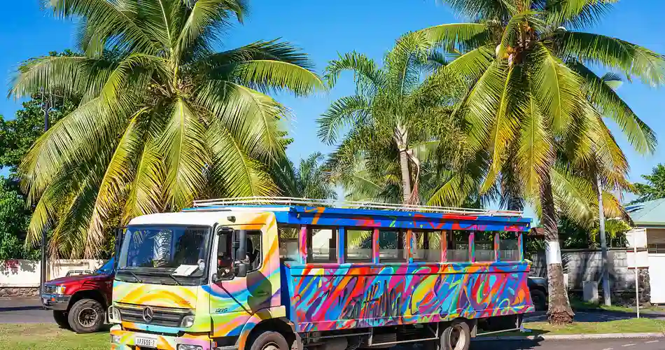 Färgglad buss i Papeete