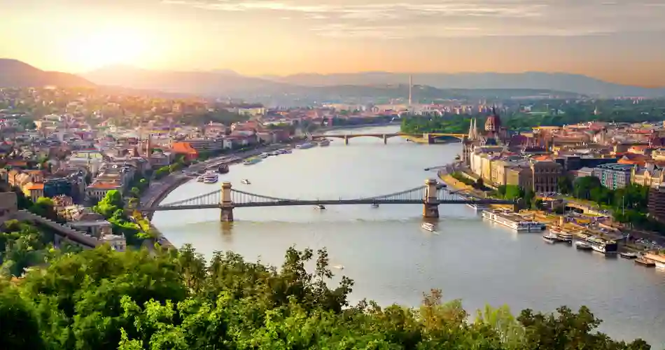 Donau flyder igennem Budapest
