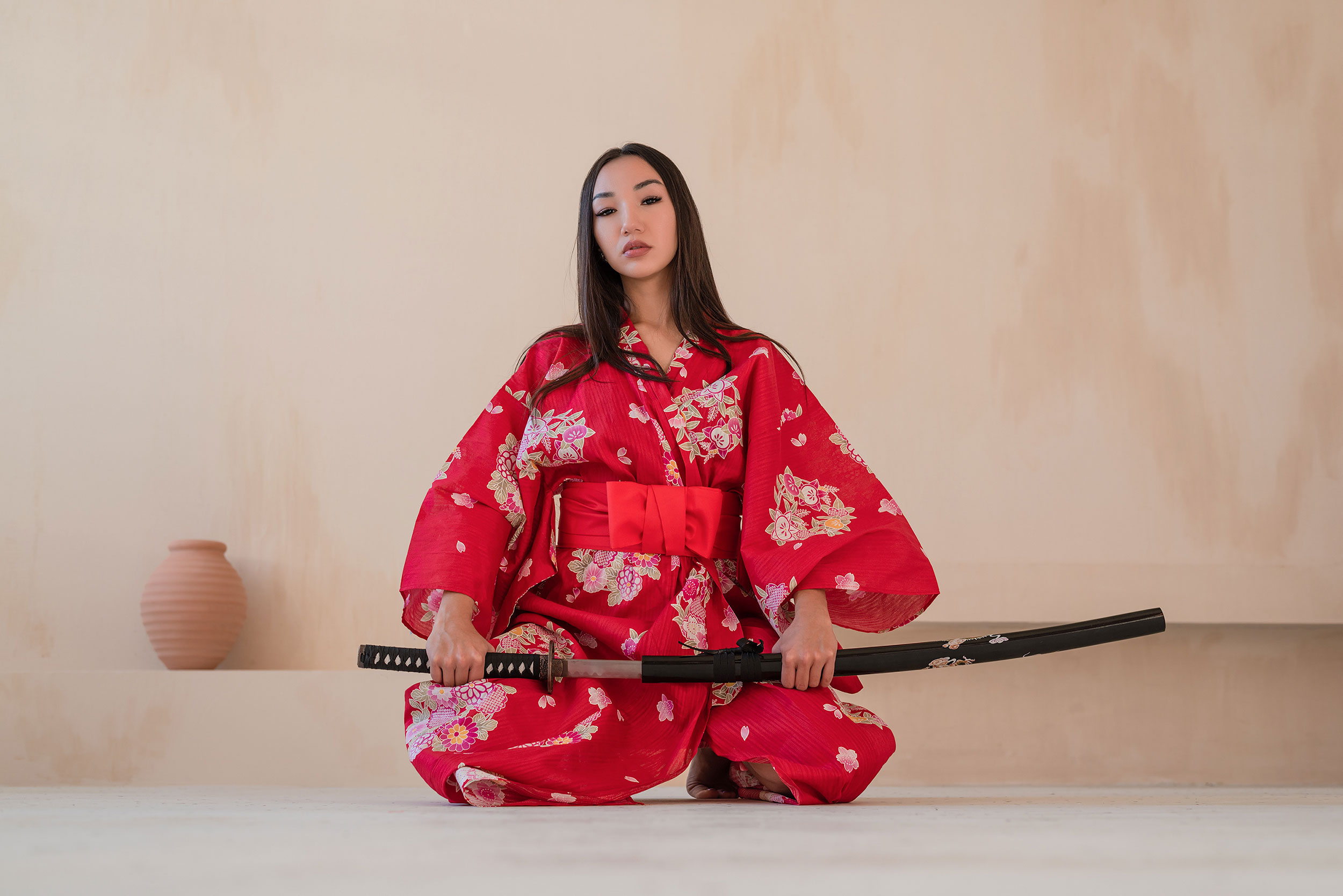 Kvindelig samurai med katana