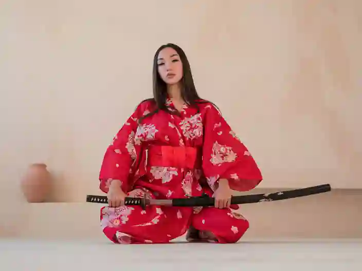 Kvindelig samurai med katana