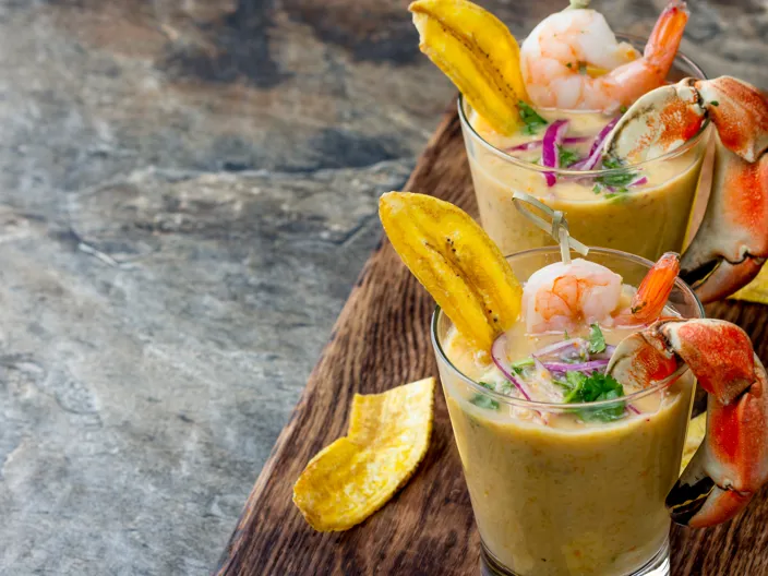 Peruansk Ceviche vackert serverat i glas med torkad banan