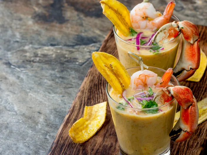 Peruansk Ceviche vackert serverat i glas med torkad banan