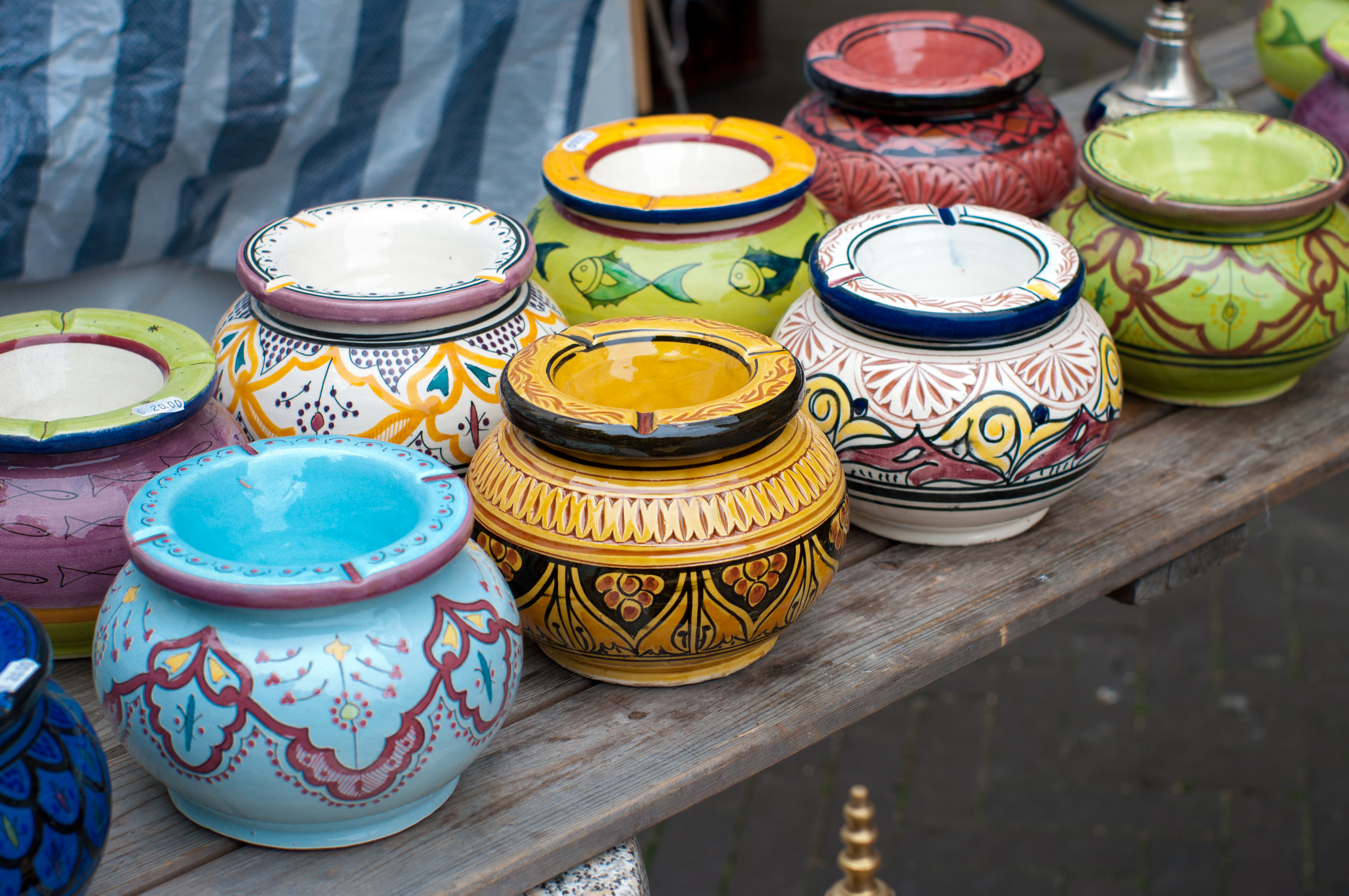 Fina askkoppar målade i olika färger på marknad i Marocko