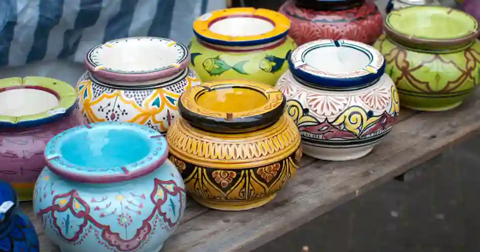 Fina askkoppar målade i olika färger på marknad i Marocko