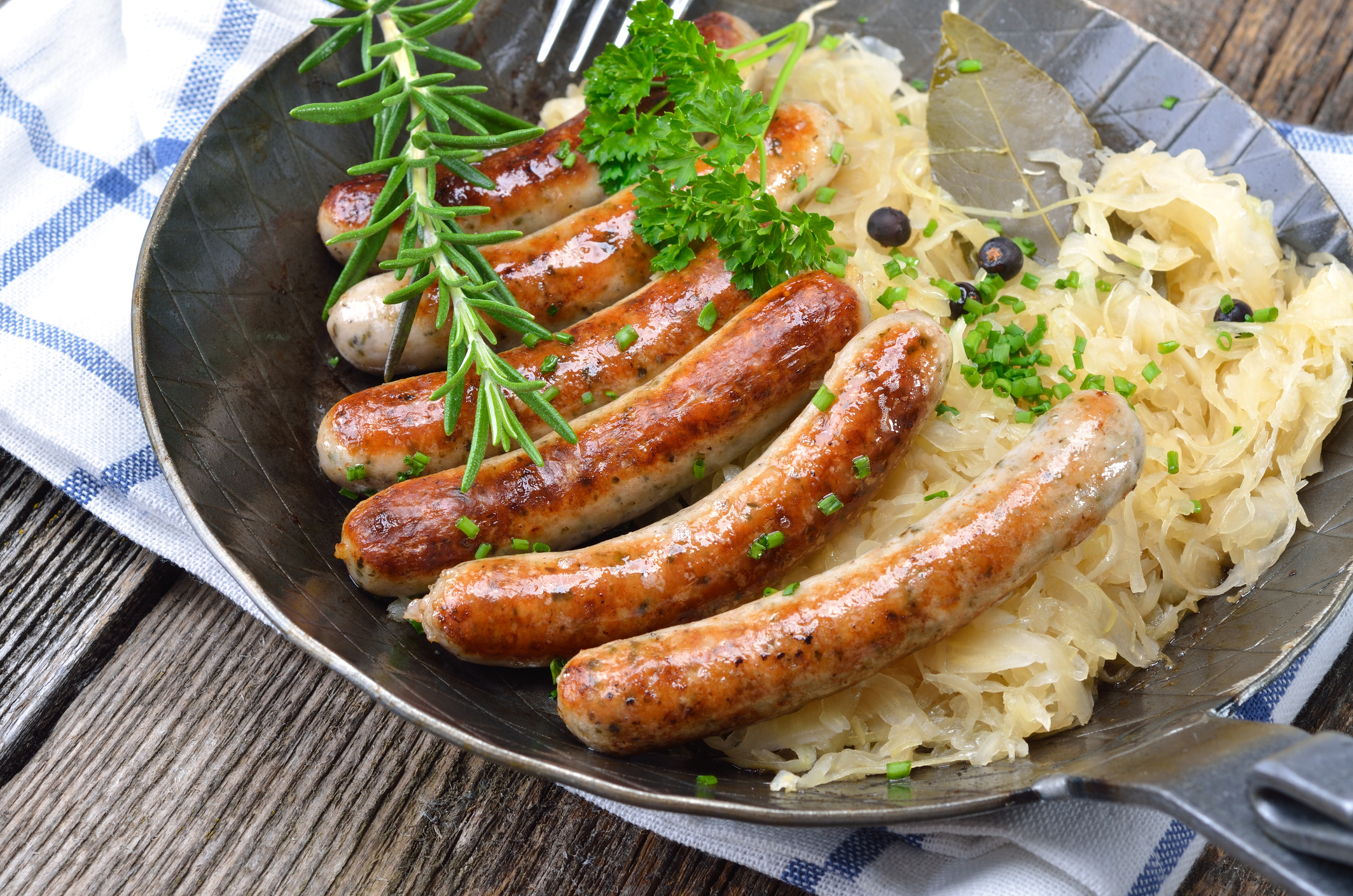 Klassisk matrett: Nürnbergerpølser med sauerkraut