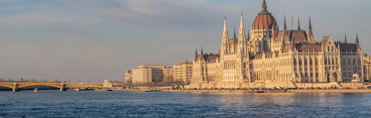 Országház, Ungers parlamentsbyggnad ligger vid Donau