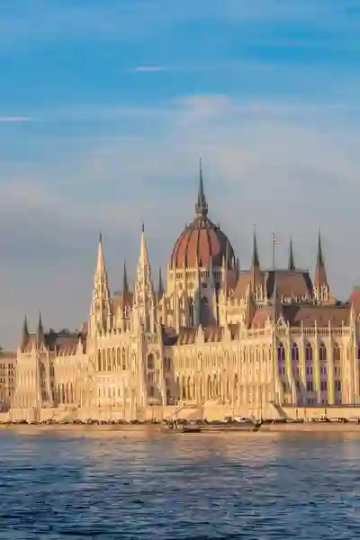 Országház, Ungers parlamentsbyggnad ligger vid Donau