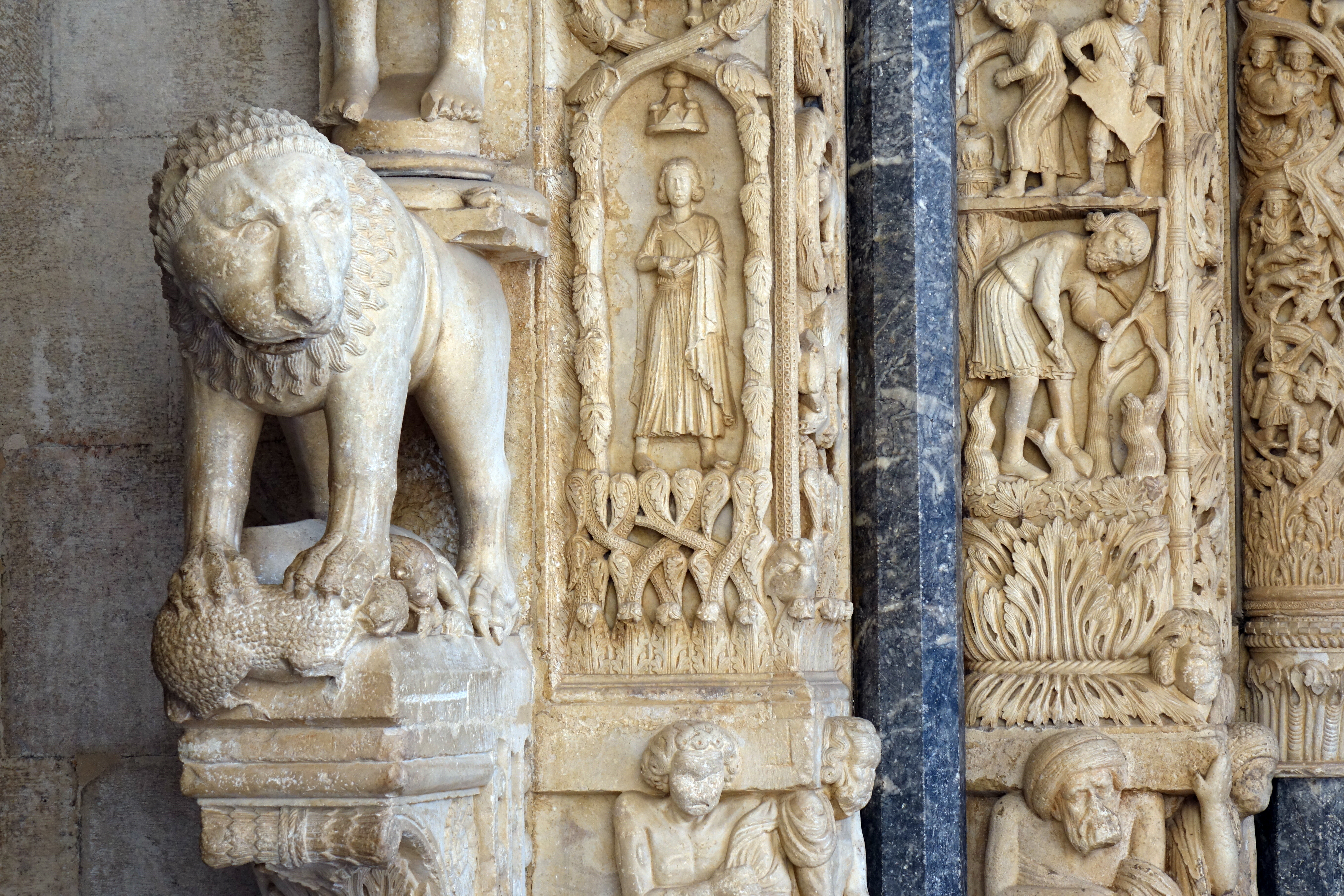 Hovedportalen til St. Laurentius-katedralen, utført av mester Radovan