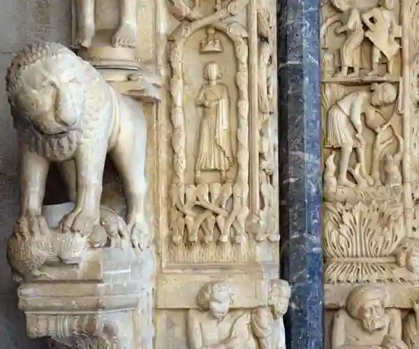 Hovedportalen til St. Laurentius-katedralen, utført av mester Radovan