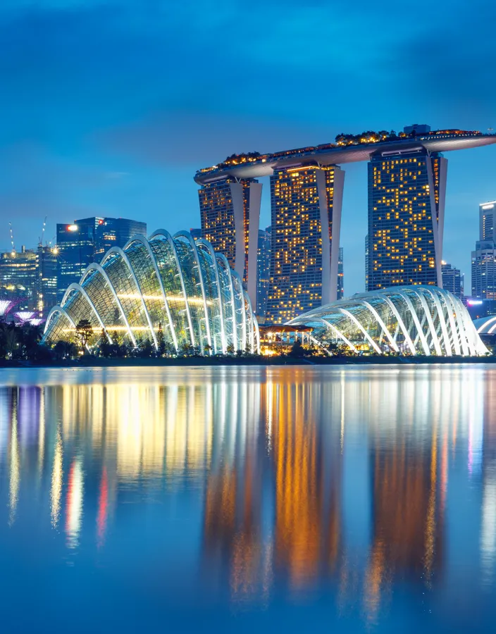 Stadens skyline lyser upp Marina Bay när kvällen faller över Singapore.