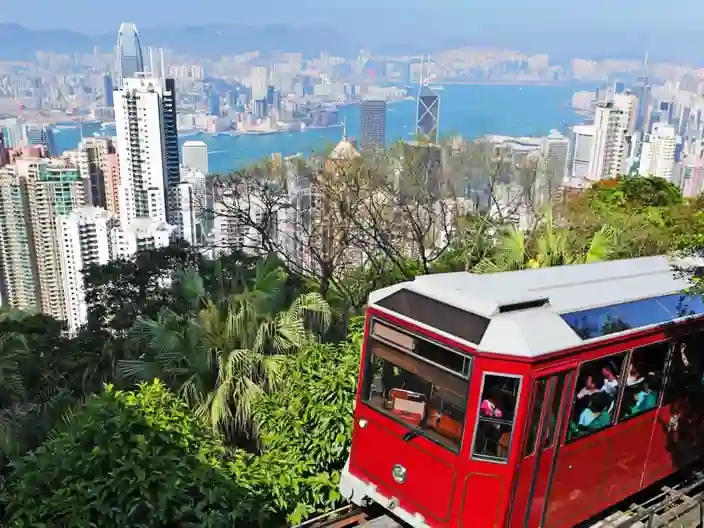 Den historiska spårvagnen tar besökare upp till utsiktsplatsen Victoria Peak.