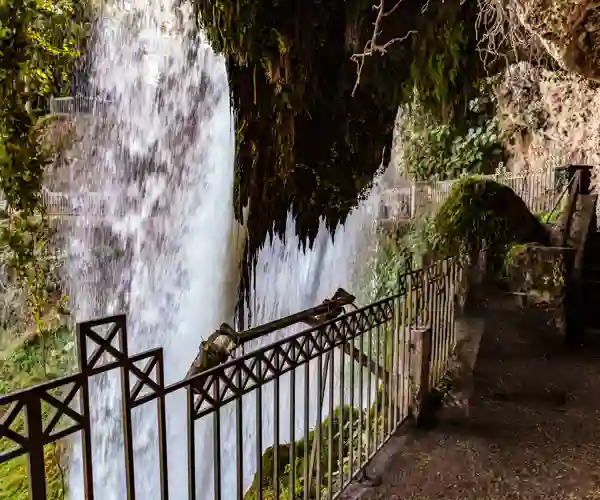 Kæmpe oplevelse at stå under vandfaldet i Edessa